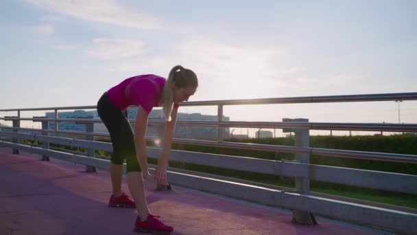 Codzienny trening o wschodzie słońca, sportowa kobieta trenuje na świeżym powietrzu w mieście — Wideo stockowe