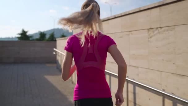 Ativo mulher desportiva jogging na parte da manhã — Vídeo de Stock
