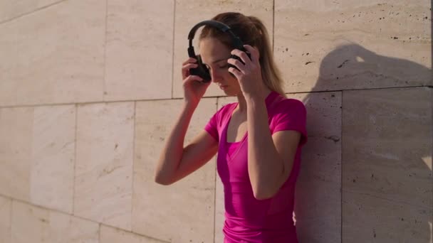 Sportowa dziewczyna korzystających z muzyki po treningu — Wideo stockowe