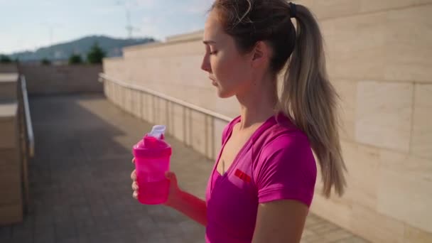 Hälsosam livsstil och sportaktiviteter, kvinna dricksvatten efter morgon jogg — Stockvideo