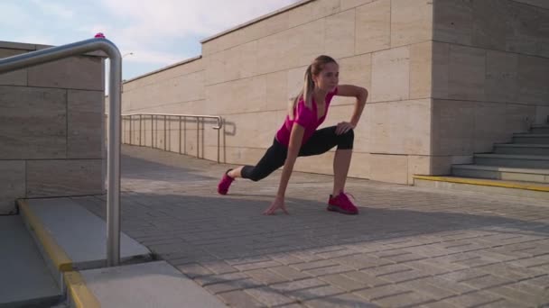 Atividade física para boa forma do corpo e saúde, jovem está treinando sozinho ao ar livre na cidade — Vídeo de Stock