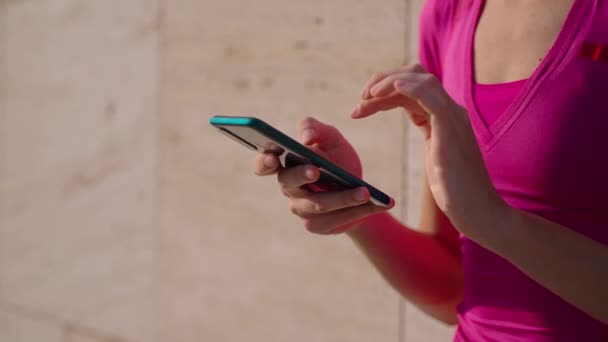 Girl surfing net on mobile outdoors — Stok Video
