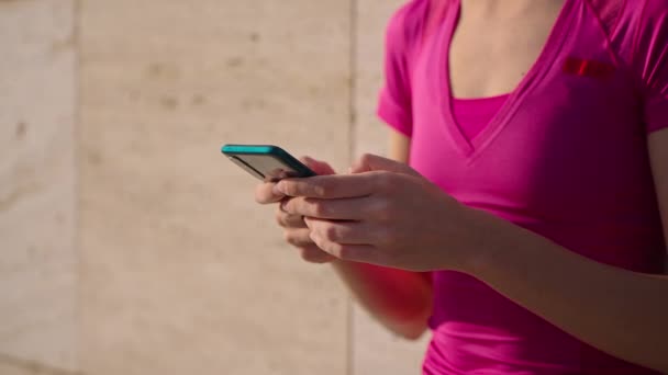 Jeune femme utilise smartphone à l'extérieur, gros plan de mains féminines avec gadget moderne — Video