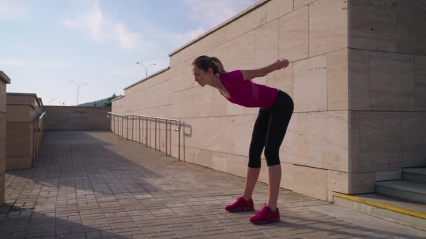 Городские женщины тренируются на открытом воздухе и делают упражнения на растяжку — стоковое видео