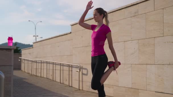 Спортивна дівчина робить стоячи чотири розтяжки — стокове відео