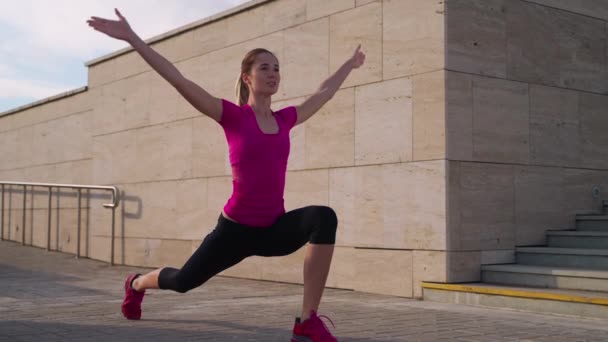 Sportswoman doing cool down exercises — Stok video