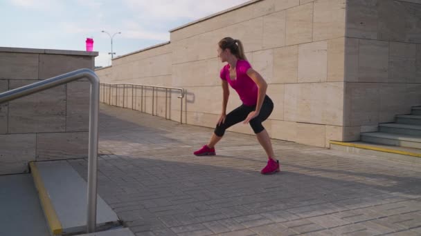 Allenamento all'aperto in città, giovane donna si allena da sola, sport e stile di vita sano — Video Stock