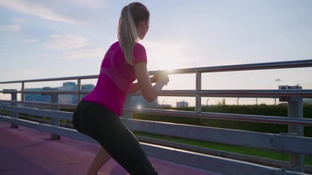 Adatto donna che esercita all'aperto contro il sole del mattino — Video Stock