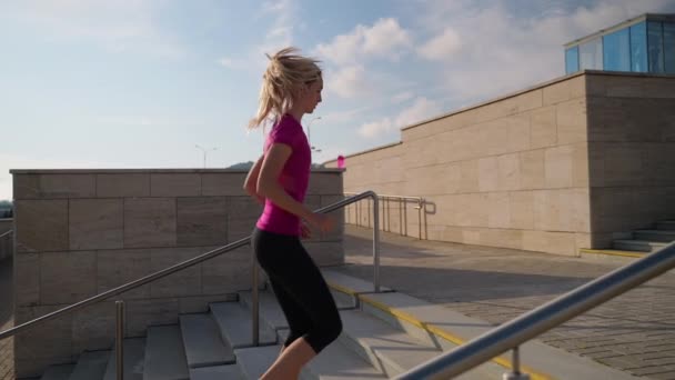 Trening kardiologiczny z bieganiem na górę w mieście — Wideo stockowe