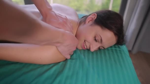 Mulher agradável e relaxado recebendo massagem terapêutica — Vídeo de Stock