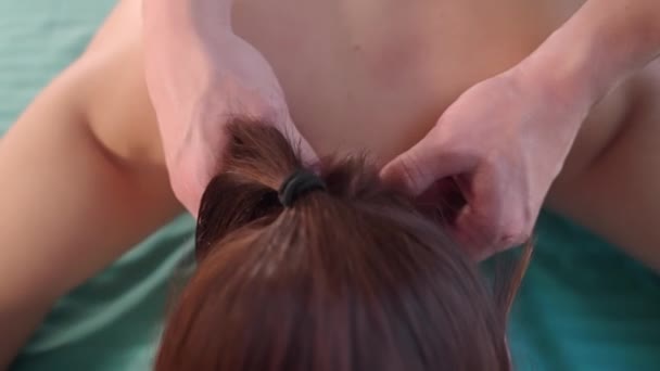 Massage zur Linderung von Nackenschmerzen, professioneller Therapeut massiert den Körper des Patienten — Stockvideo