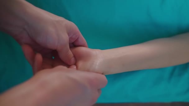 Reflexologi handmassage på spa — Stockvideo