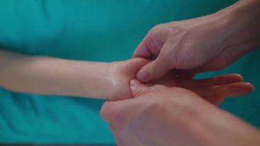 Palm 'daki akupunktur noktalarına masaj. Hasta masaj odasında dinleniyor.