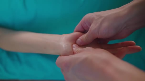 Massaggio dei punti di agopuntura sul palmo della mano, il paziente si rilassa nella sala massaggi — Video Stock