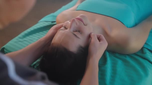 Visitante femenina del centro médico de belleza o salón de spa está disfrutando de una sesión de masaje — Vídeo de stock