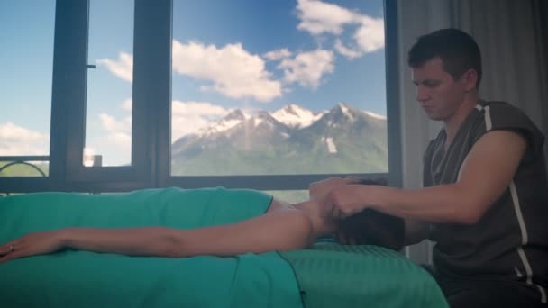 Médico osteopata está massageando pescoço de paciente do sexo feminino no centro médico moderno — Vídeo de Stock