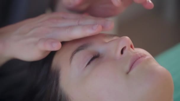 Cosmetologo sta massaggiando il viso della donna adulta per il ringiovanimento — Video Stock
