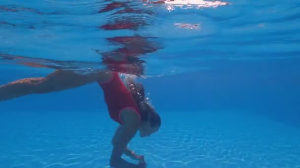 Подводная съемка в бассейне с плавательной сексуальной леди — стоковое видео