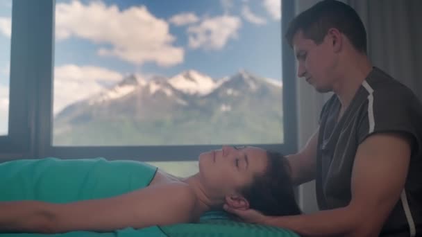 首の痛みを解放するための手動療法のセッション — ストック動画