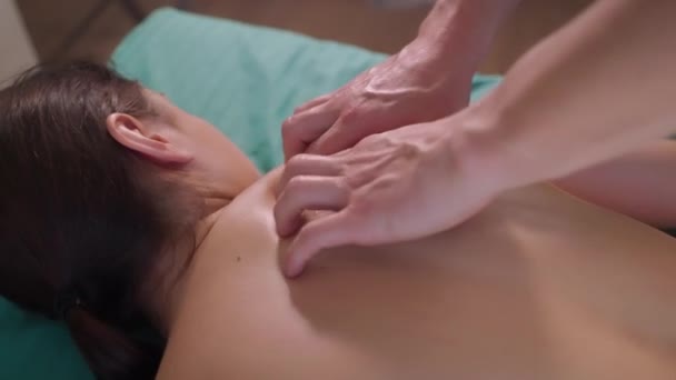 Quiropráctico es mensajería espalda y cuello de paciente femenina, saludable y belleza — Vídeo de stock