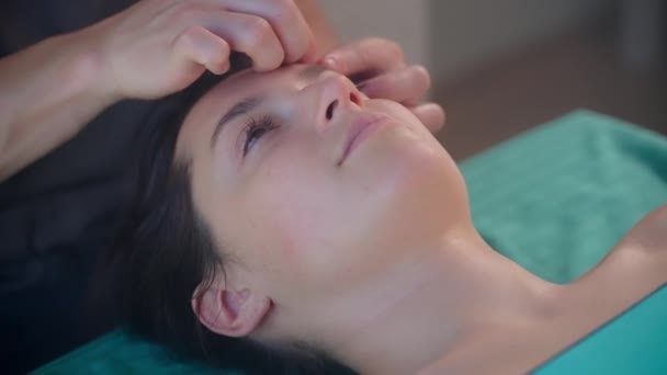 Massage facial pour rester jeune et tonifier les muscles — Video