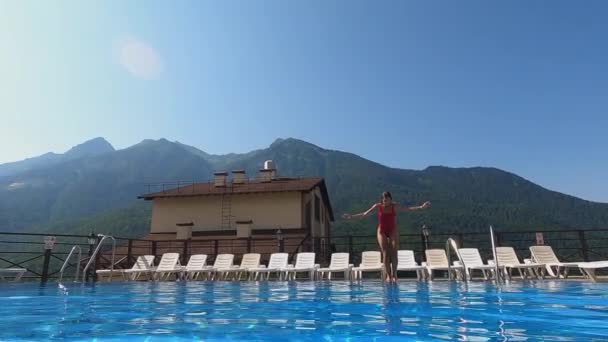 Καλοκαιρινές διακοπές στο ορεινό θέρετρο, γυναίκα διασκεδάστε στο ξενοδοχείο με ανοιχτή πισίνα — Αρχείο Βίντεο