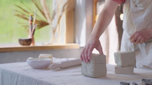 Ceramista femminile preparare argilla per il lavoro — Video Stock