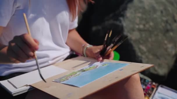 Mulher pintando aquarela marinha da vida — Vídeo de Stock