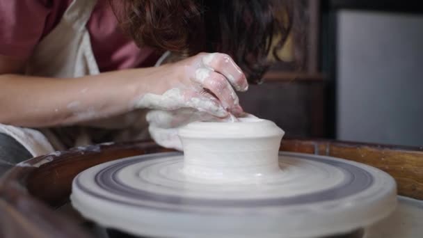 Jonge vrouw is het maken van keramische vaas op aardewerk wiel, vormgeven stuk van klei — Stockvideo