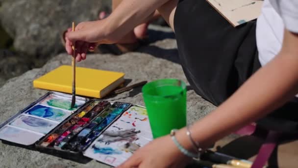 Kunst therapie en rust in de natuur, vrouw is tekenen door aquarelle, creatieve hobby — Stockvideo