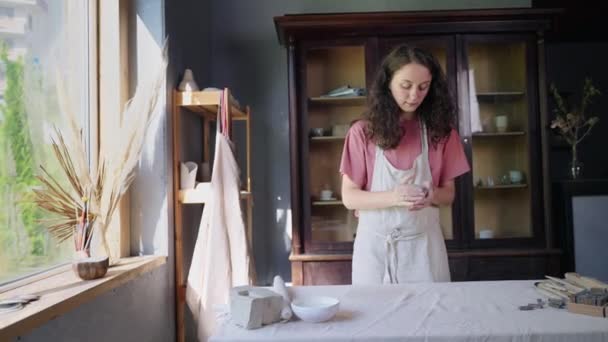 Kvinna krukmakare i början av att göra en handgjord keramik skål — Stockvideo