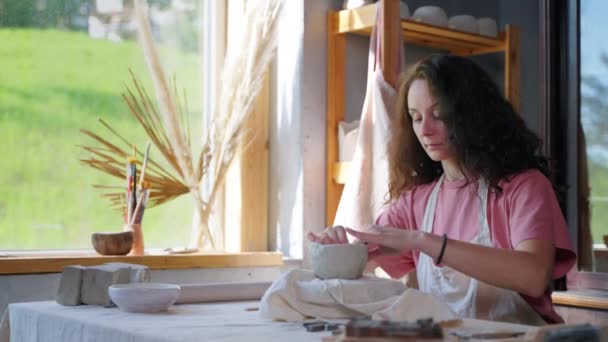 Volwassen vrouw is het maken van keramische beker in aardewerk workshop — Stockvideo