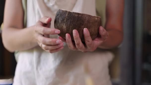 Pentola in ceramica artigianale e artigianale in mano di abile artista — Video Stock