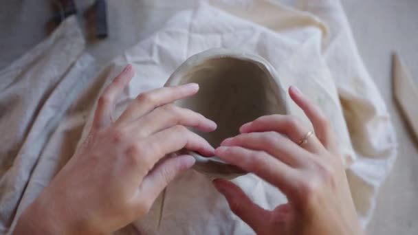 Kvinnlig keramik modellering keramik skål — Stockvideo