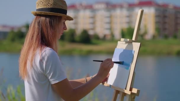 Artista feminina começa aulas en plein air — Vídeo de Stock