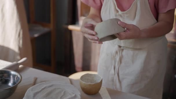 Rustieke scène in aardewerk, vrouw is het maken van keramische kom — Stockvideo