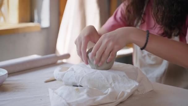 Kvinna gör lera pott för händer, närbild i konstnärlig studio — Stockvideo