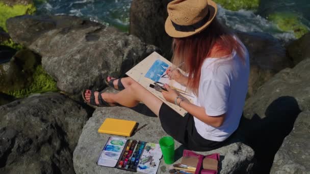 Пленер повітря художник малює акварельний морський шматок — стокове відео