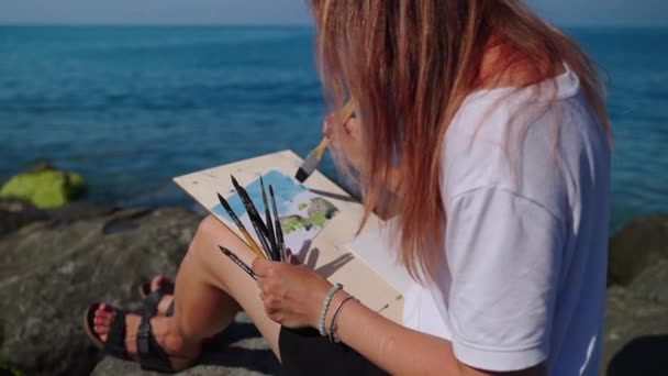Terapia da arte e meditação na praia, mulher está descansando e pintando paisagem marinha — Vídeo de Stock