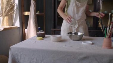 Seramik kâse için jöle yapan dişi çömlekçi.