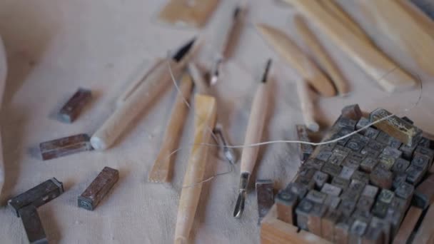 Outils d'artisan, artiste ou sculpteur en atelier, atelier de poterie — Video