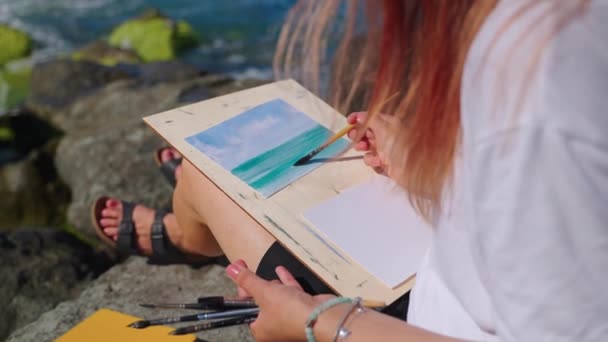 Mujer artista pintando paisaje marino con acuarelas — Vídeo de stock