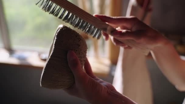 Rzemiosło teksturowanie ręcznie ceramiczne miska — Wideo stockowe