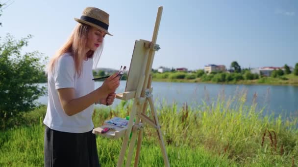 Mulher está descansando na natureza e desenho imagem, hobby no tempo livre no fim de semana de verão — Vídeo de Stock