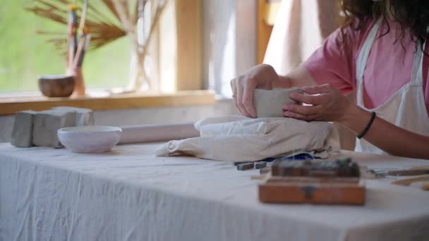Persona creativa che fa ceramiche fatte a mano in studio di ceramica — Video Stock