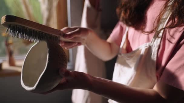 Kunsthandwerker kreieren Textur auf einer handgefertigten Keramikschale — Stockvideo