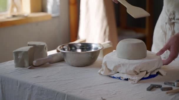 Asztali áruk készítése agyagból, hagyományos kézzel készített termékek gyártása — Stock videók