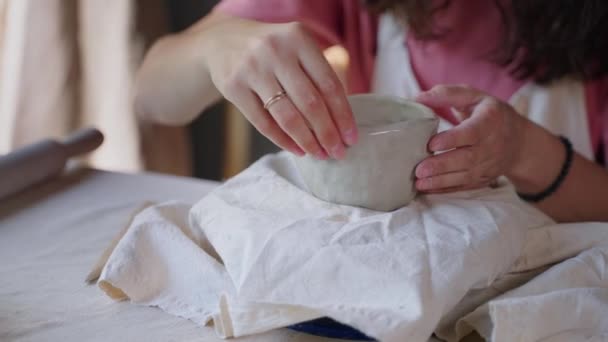 Wanita membuat cangkir keramik, membentuk tanah liat di bengkel, menutup tangan — Stok Video