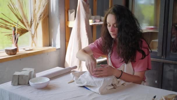Konst hobby begåvad kvinna i verkstad, kvinnlig konstnär är modellering från lera — Stockvideo