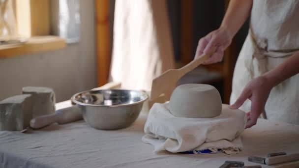 Tillverkning av handgjorda keramiska skål, kvinna arbetar i studio — Stockvideo